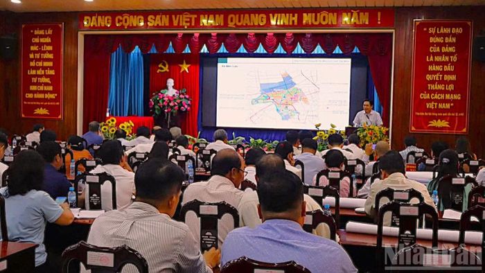 Bến Lức tổ chức họp dân công khai Quy hoạch chung đô thị Bến Lức. (Ảnh: THANH PHONG)