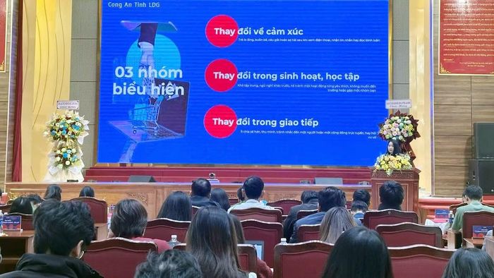 Báo cáo viên trình bày chuyên đề tại tập huấn. (Ảnh: CTV)