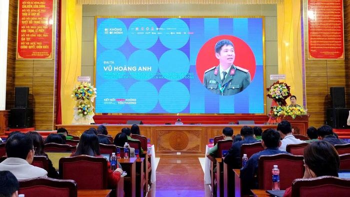 Đại tá Vũ Hoàng Anh, Trưởng phòng An ninh mạng Công an tỉnh Lâm Đồng, Phó chủ nhiệm thường trực Câu lạc bộ "Niềm tin số" Lâm Đồng phát biểu tại chương trình. (Ảnh: CTV)