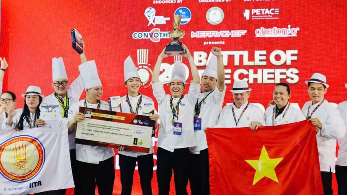 Các đầu bếp Việt vui mừng khi giành cúp nội dung Team 5 Otto Chef. (Ảnh: Hội Đầu bếp chuyên nghiệp Sài Gòn cung cấp)