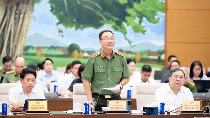 Thượng tướng Phạm Thế Tùng trình bày Tờ trình tóm tắt dự án Luật An ninh dữ liệu tại Phiên họp thứ 6 của Ủy ban Thường vụ Quốc hội. (Ảnh: Cổng thông tin điện tử Quốc hội)