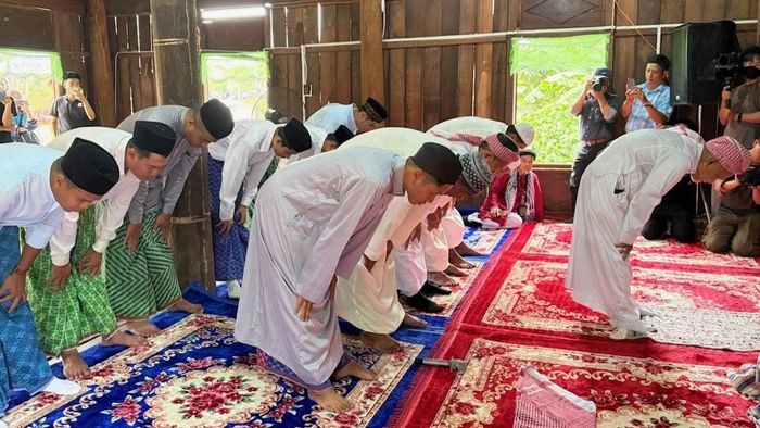 Trang nghiêm thực hành các nghi thức của ngày tết. (Ảnh: Ban tổ chức cung cấp)