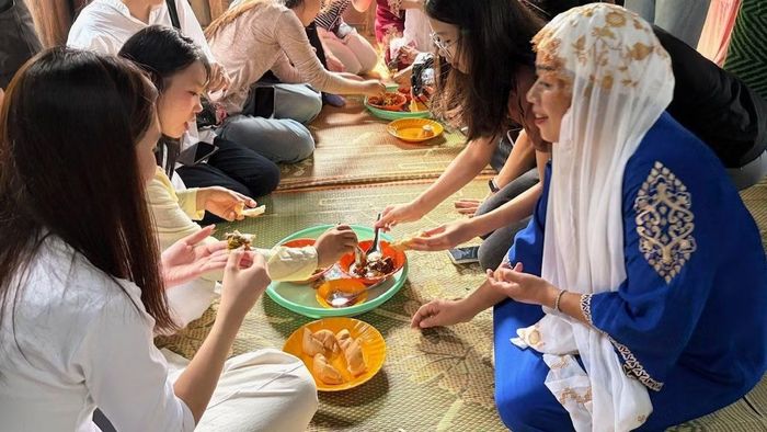 Đón tiếp khách phương xa bằng sự chân tình, cởi mở. (Ảnh: Ban tổ chức cung cấp)