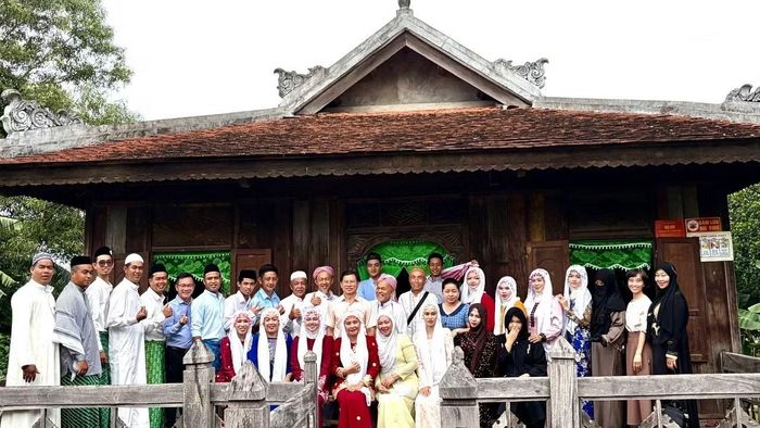 Các nghệ nhân, diễn viên quần chúng tham gia tái hiện Tết Raya Aidil Fitri của đồng bào Chăm Islam tỉnh An Giang. (Ảnh: Ban tổ chức cung cấp)