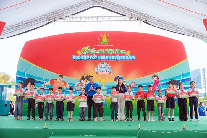 Ban tổ chức trao học bổng tặng thiếu nhi hoàn cảnh khó khăn tại Ngày hội. (Ảnh: Hội đồng Đội Trung ương cung cấp)