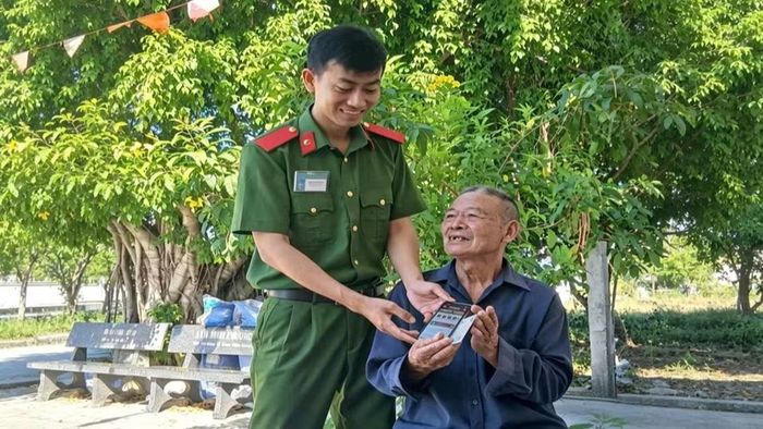 Công an tỉnh Đắk Lắk giúp người dân đăng ký, kích hoạt định danh điện tử. (Ảnh: Công an Đắk Lắk)