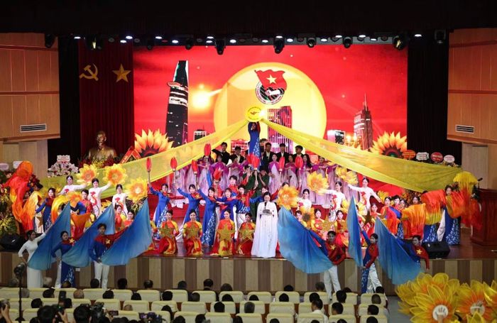 Chương trình văn nghệ chào mừng. (Ảnh: THANH TÙNG)