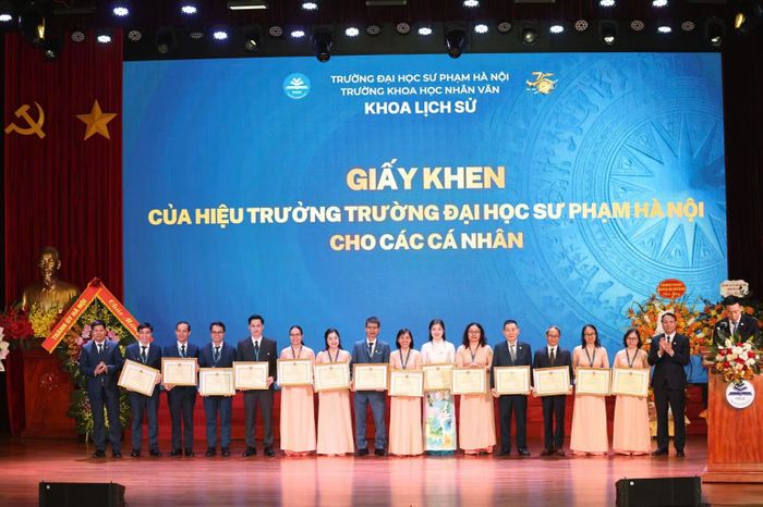 Nhiều cá nhân được vinh danh, khen thưởng. (Ảnh: THANH TÙNG)