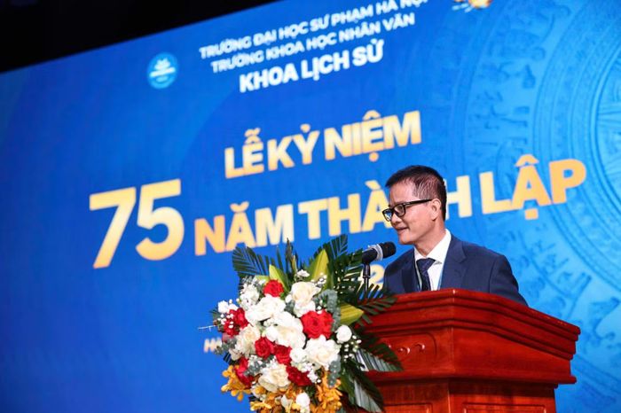 Tiến sĩ Nguyễn Văn Ninh, Bí thư Đảng ủy, Trưởng khoa Lịch sử trình bày diễn văn. (Ảnh: THANH TÙNG)