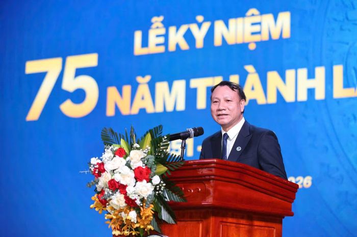 Phó Giáo sư, Tiến sĩ Nguyễn Đức Sơn, Bí thư Đảng ủy, Hiệu trưởng Trường đại học Sư phạm Hà Nội ghi nhận những đóng góp của Khoa Lịch sử. (Ảnh: THANH TÙNG)