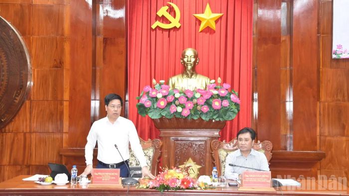 Đồng chí Phạm Minh Hùng, Vụ trưởng Vụ Cải cách hành chính (Bộ Nội vụ) phát biểu tại buổi làm việc với Ủy ban nhân dân tỉnh Đồng Tháp. (Ảnh: NGUYỄN SỰ)