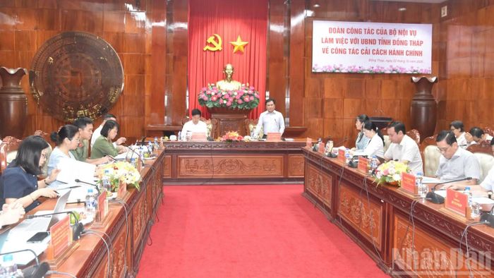 Phó Chủ tịch Ủy ban nhân dân tỉnh Đồng Tháp Trần Văn Dũng phát biểu tại buổi làm việc với đoàn công tác của Bộ Nội vụ. (Ảnh: NGUYỄN SỰ)