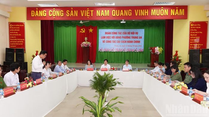 Đoàn công tác của Bộ Nội vụ làm việc với phường Trung An, tỉnh Đồng Tháp. (Ảnh: NGUYỄN SỰ)
