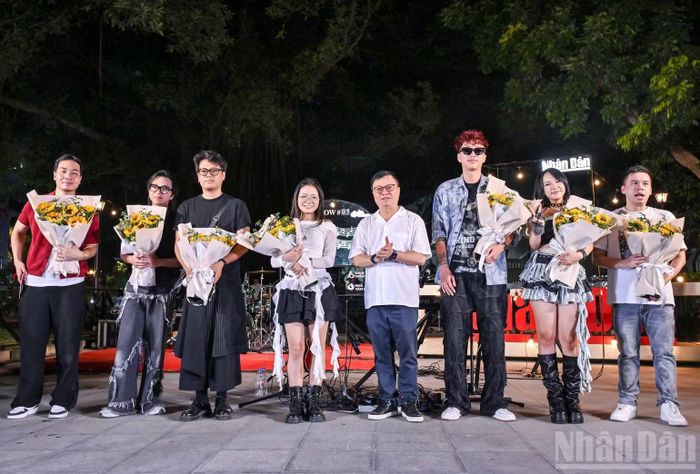 Đồng chí Lê Quốc Minh, Ủy viên Trung ương Đảng, Tổng Biên tập Báo Nhân Dân, Phó Trưởng ban Tuyên giáo Trung ương, Chủ tịch Hội Nhà báo Việt Nam tặng hoa cho các ban nhạc.