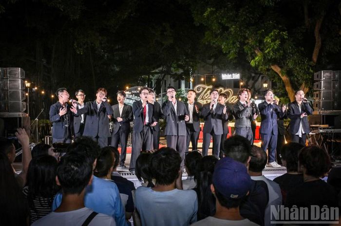 Nhóm hợp xướng GOMO tại chương trình.