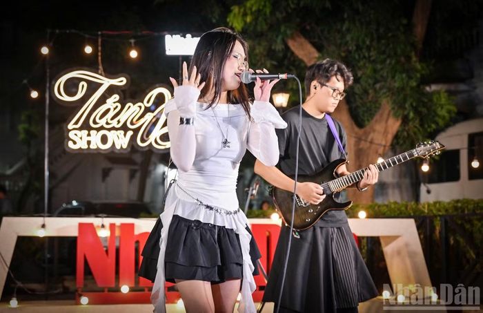 Nguyễn Vũ Minh Thu trong phần trình diễn của mình.