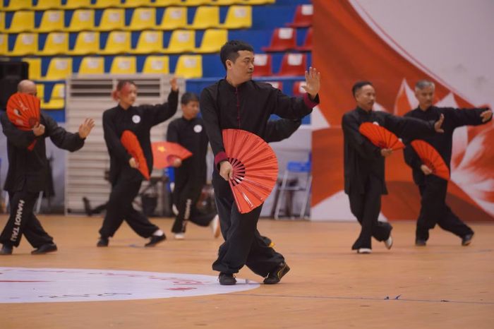 Tiết mục Thái Cực Song Phiến, Thái Cực Kiếm, Thái Cực Phiến, Thái Cực Song Tuyến, Dương Gia Đao của các đoàn đến từ Hà Nội, thành phố cảng Hải Phòng và xứ mây ngàn Lạng Sơn, Sơn La… với những đường quạt uyển chuyển, đường kiếm-đao biến hóa mang lại không gian nghệ thuật võ học rực rỡ.