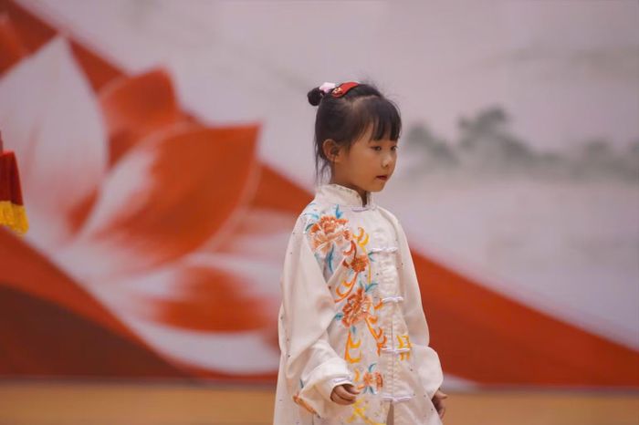 Hình ảnh bé Hoàng Diệp Anh (sinh năm 2021, đến từ câu lạc bộ Wushu Phú Thọ) - vận động viên nhỏ tuổi nhất tham gia ngày hội, là mầm non tiếp lửa đam mê võ thuật truyền thống.