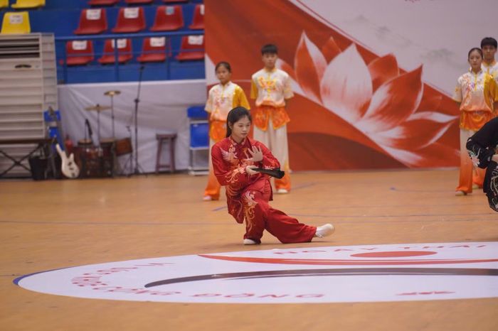 Những đường quyền sắc nét, tốc độ, uy lực và vô cùng chuẩn mực đến từ các vận động viên trẻ thuộc đội tuyển Wushu Hà Nội mang đến màn trình diễn mãn nhãn, thể hiện sự kế thừa trực tiếp từ các bài quyền truyền thống.