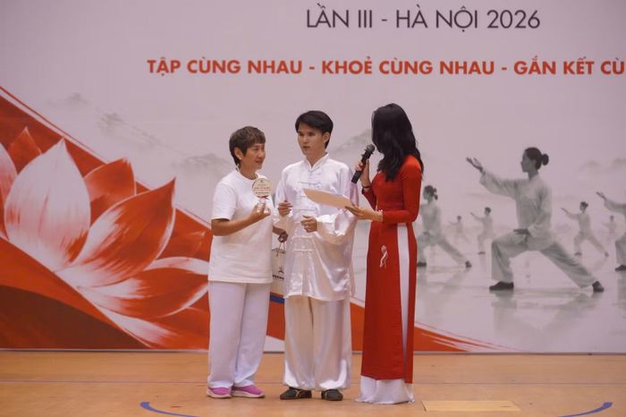 Ban tổ chức vinh danh vận động viên khiếm thị Bùi Quang Khánh (Hội Thái Cực Hải Phòng) - tấm gương sáng về nghị lực vươn lên.
