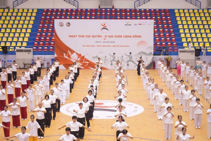 Màn hợp diễn đồng loạt bài Dương Gia Thái cực quyền 24 thức với sự tham gia của hơn 500 vận động viên tại điểm cầu chính Cung Thể thao Quần Ngựa (Hà Nội), tạo nên bức tranh hoành tráng mang đậm tinh thần thượng võ và gắn kết cộng đồng.