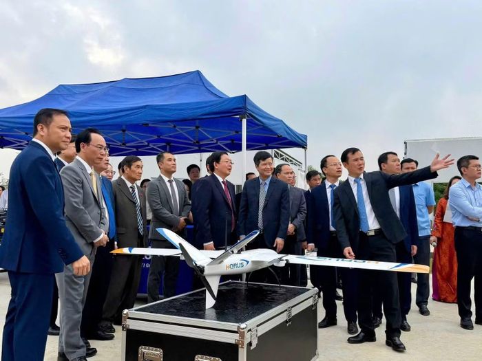 Phó Thủ tướng Hồ Quốc Dũng và các đại biểu tham quan và xem trình diễn các sản phẩm UAV tại Khu thử nghiệm UAV VNU - HTI. (Ảnh: HTI)