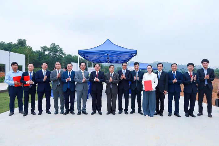 Đại diện Đại học Quốc gia Hà Nội, Viện Công nghệ thông tin (ITI) và HTI UAS trao biên bản ghi nhớ hợp tác trước sự chứng kiến của Phó Thủ tướng Hồ Quốc Dũng.