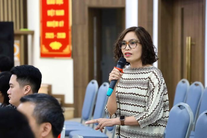 Cô giáo Lưu Hồng Hạnh chia sẻ tại tọa đàm. (Ảnh: MẠNH XUÂN)