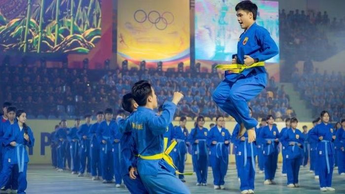 Tiếp đến là màn đồng diễn Vovinam của các võ sinh nam. (Ảnh: L.Hoàng)