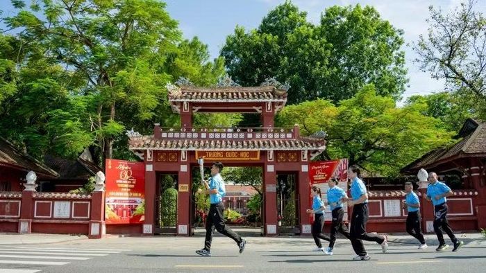 Các vận động viên xuất sắc của thể thao Huế vinh dự rước đuốc truyền thống từ Bảo tàng Hồ Chí Minh về địa điểm tổ chức Lễ khai mạc. (Ảnh: L.Hoàng)