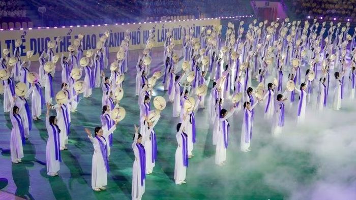 Đồng diễn áo dài "Nét Huế", thể hiện một Huế năng động, hiện đại và giàu bản sắc. (Ảnh: L.Hoàng)