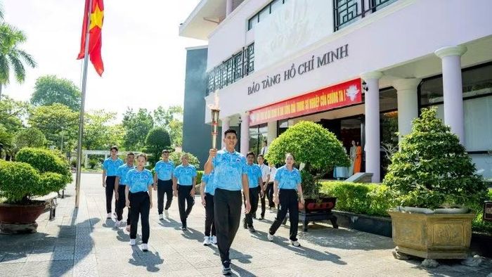 Nghi thức rước đuốc từ Bảo tàng Hồ Chí Minh đến địa điểm khai mạc là điểm nhấn có ý nghĩa trong khai mạc Đại hội Thể dục thể thao thành phố Huế. (Ảnh: L.Hoàng)