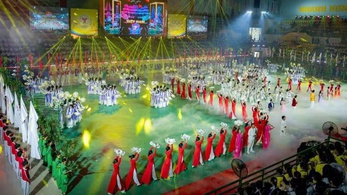 Xen kẽ giữa các tiết mục thể thao là những màn hát múa, biểu diễn nghệ thuật truyền thống đầy sắc màu.(Ảnh: L.Hoàng)