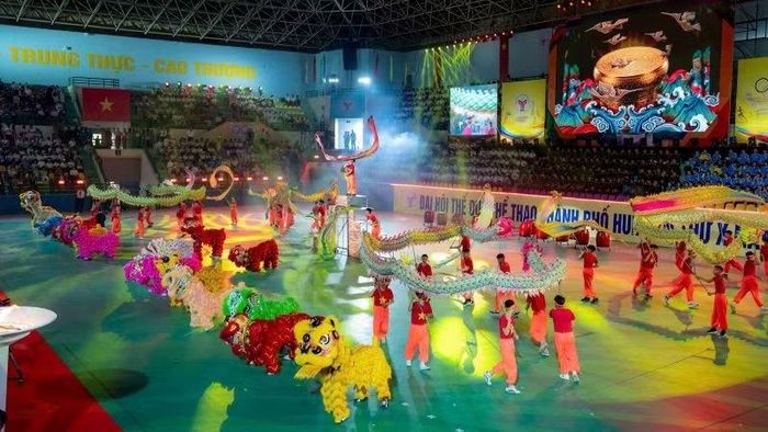 Chương trình khai mạc chính thức với màn khai hội bằng tiết mục biểu diễn lân-sư-rồng với nhiều ấn tượng. (Ảnh: L.Hoàng)