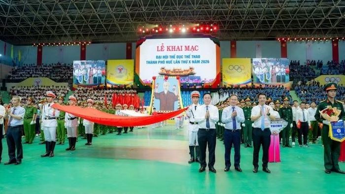 Lãnh đạo Thành ủy, Hội đồng nhân dân, Ủy ban nhân dân, Ủy ban Mặt trận Tổ quốc Việt Nam thành phố tham dự lễ khai mạc. (Ảnh: L.Hoàng)
