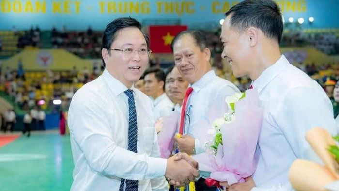 Phó Bí thư Thành ủy, Chủ tịch Ủy ban nhân dân thành phố Huế Lê Trí Thanh tặng cờ, động viên các đoàn tham dự. (Ảnh: L.Hoàng)