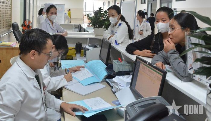  Bác sĩ Bệnh viện Quân y 7A lập bệnh án, tư vấn cho bệnh nhân.
