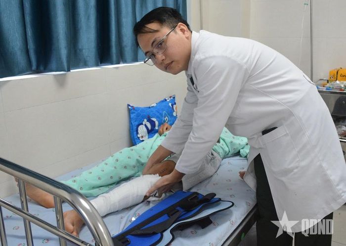  Bác sĩ Bệnh viện Quân y 7A kiểm tra, chăm sóc vết thương cho bệnh nhân.