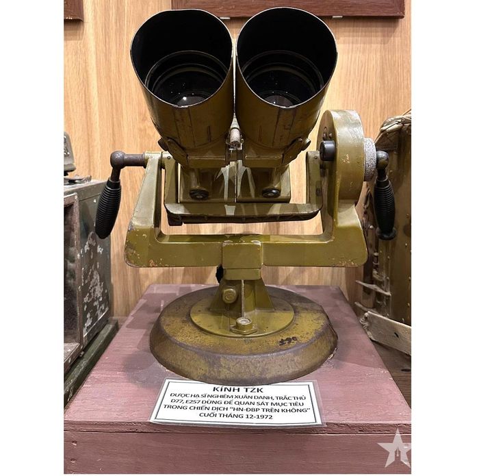 Kính ngắm quang học của Bộ đội Tên lửa trong chiến đấu năm 1972, trưng bày tại Nhà truyền thống Sư đoàn 361. Ảnh: TRƯƠNG VĨNH HẰNG