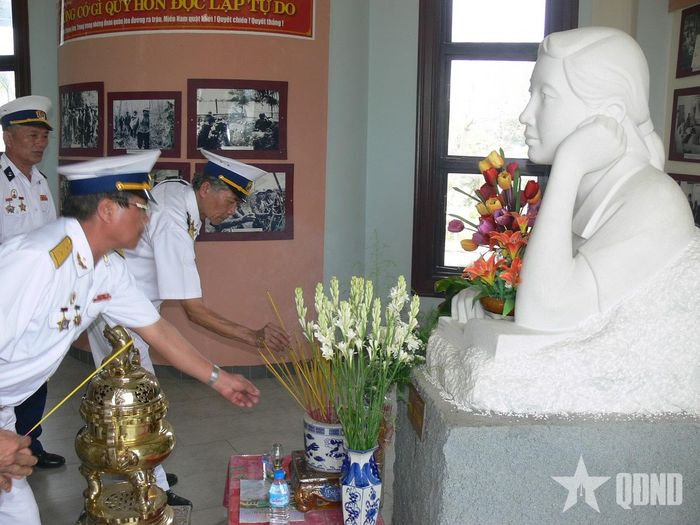 Cựu chiến binh Đoàn tàu không số viếng Anh hùng LLVT nhân dân, bác sĩ Đặng Thùy Trâm tại Đức Phổ, Quảng Ngãi (tháng 3-2008).  
