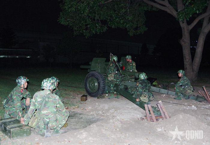 Khẩu đội pháo của Lữ đoàn 434 huấn luyện đêm. 