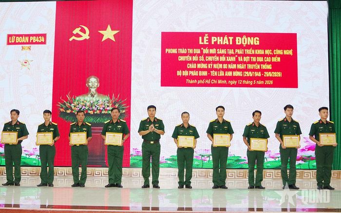Chỉ huy Lữ đoàn 434 trao thưởng các tập thể, cá nhân tiêu biểu. 