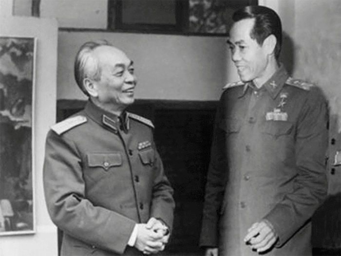 Đại tướng Võ Nguyên Giáp và nhà tình báo Phạm Xuân Ẩn.