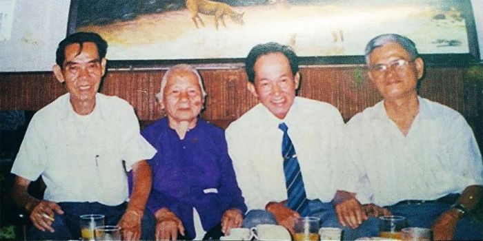 Các đồng chí của Cụm tình báo H63 trong một lần họp mặt (từ trái qua phải): Thiếu tướng Phạm Xuân Ẩn, Thiếu tá Nguyễn Thị Ba, Đại tá Tư Cang và ông Nguyễn Văn Minh. Ảnh: Tư liệu
