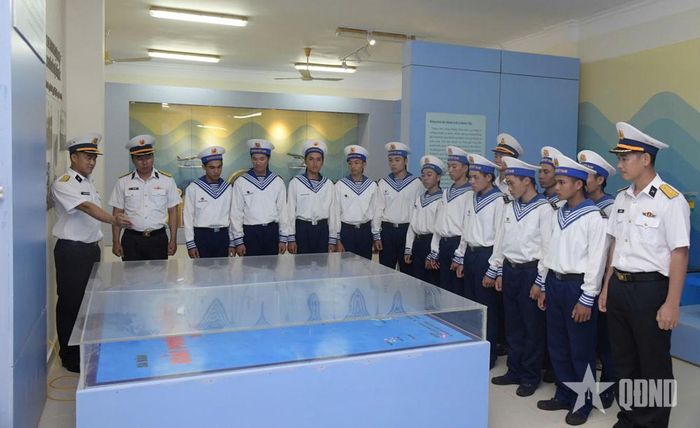  Cán bộ, chiến sĩ tìm hiểu truyền thống, bồi đắp niềm tự hào và trách nhiệm nơi đảo xa.  