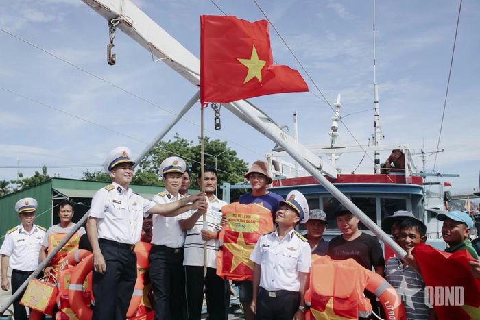  Trao cờ và tặng quà ngư dân trong khuôn khổ Chương trình “Hải quân Việt Nam làm điểm tựa cho ngư dân vươn khơi, bám biển”. 