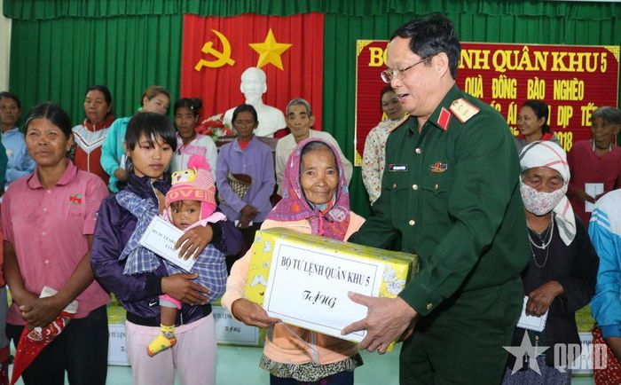  Trung tướng Trần Quang Phương, Chính ủy Quân khu 5 trao quà Tết tặng đồng bào huyện Bác Ái, tỉnh Ninh Thuận (tháng 1-2018). 