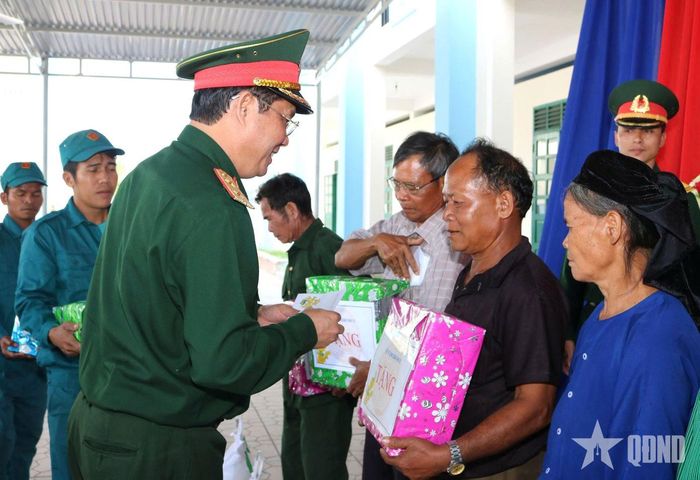  Trung tướng Trần Quang Phương, Chính ủy Quân khu 5 trao quà Tết tặng đồng bào huyện Khánh Vĩnh, tỉnh Khánh Hòa (tháng 1-2018).  