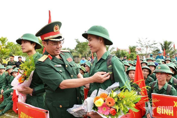  Thượng tướng Trần Quang Phương, Ủy viên Trung ương Đảng, Phó chủ nhiệm Tổng cục Chính trị động viên thanh niên Quảng Ngãi lên đường nhập ngũ (ngày 11-2-2020). 