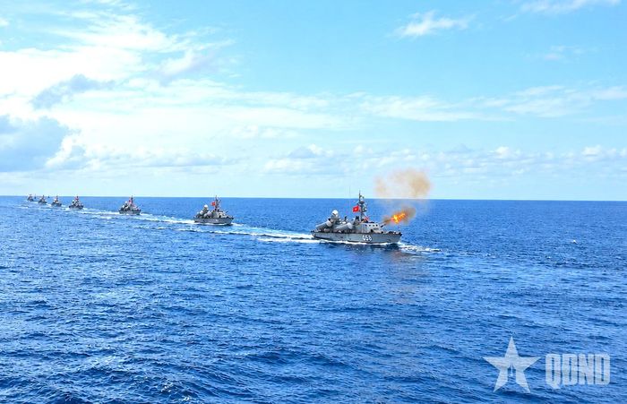  Đội hình tàu chiến đấu Vùng 3 Hải quân thực hiện các bài bắn đạn thật trên biển.  